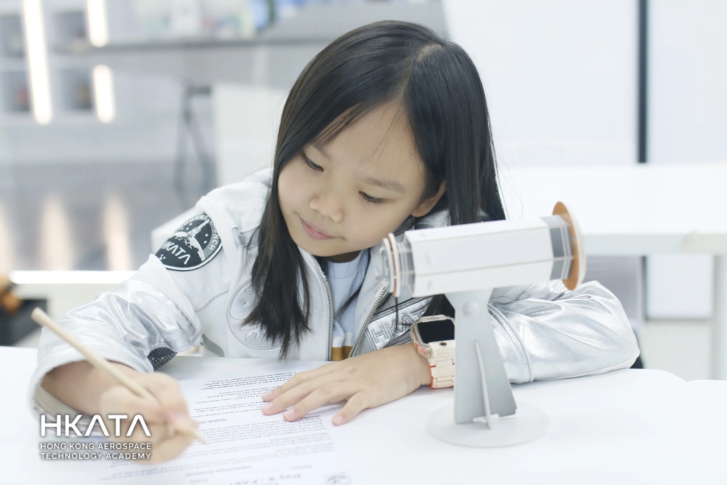 學生專注完成航天科學課堂任務