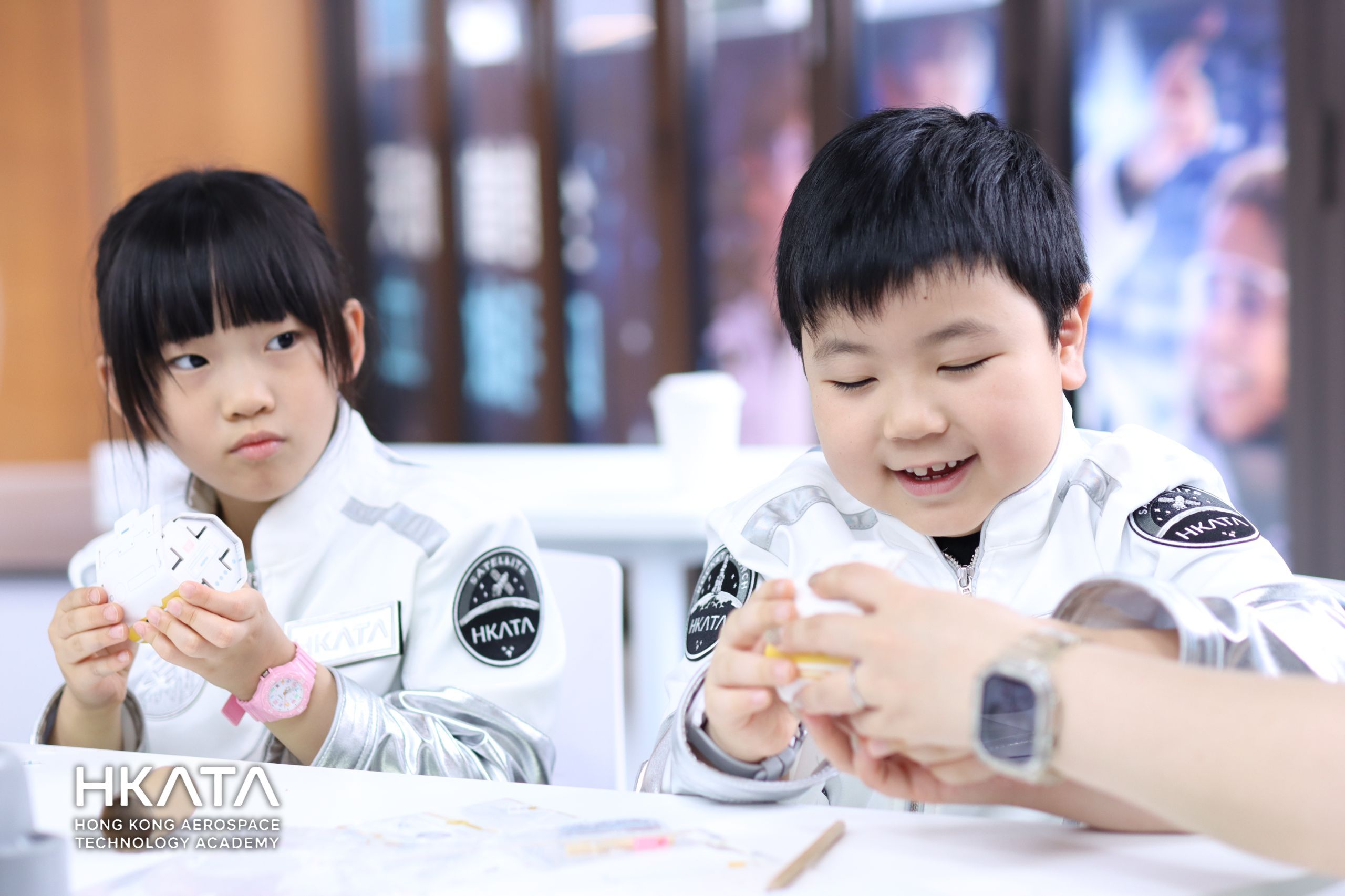 孩子在工作坊親手製作航天模型